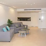 Renovated 3 Bedroom - Residence With Pool Next The Beach