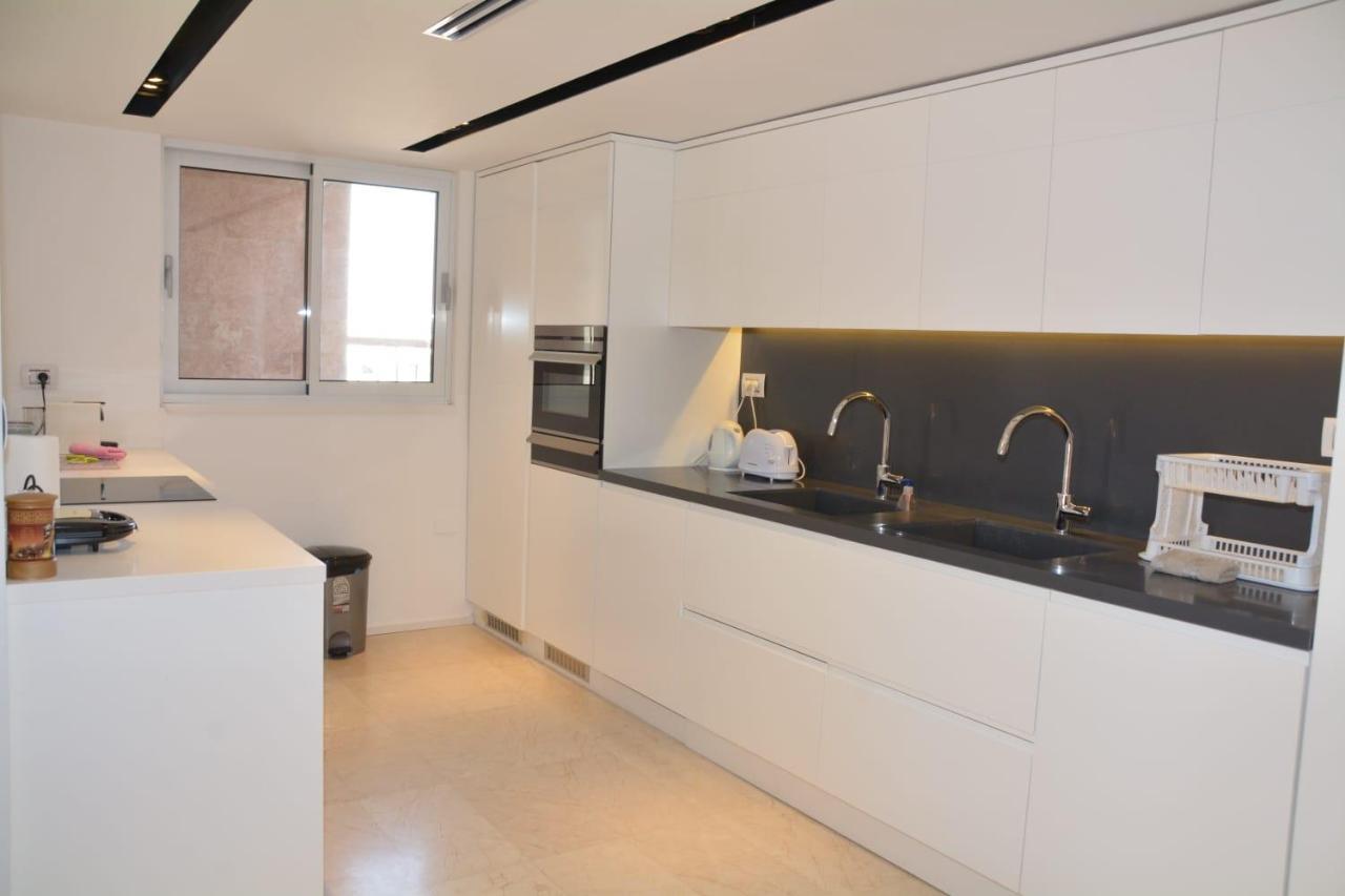 Renovated 3 Bedroom - With Pool Next The Apartment *